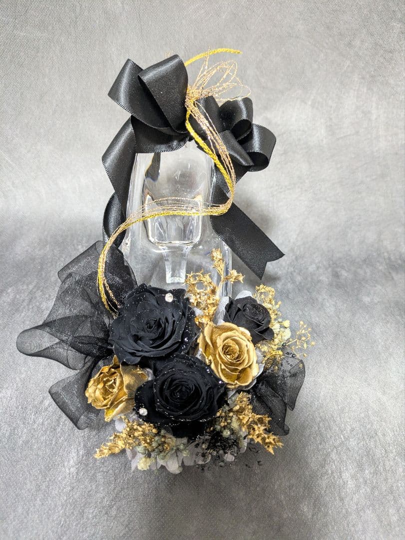 プリザーブドフラワーガラスの靴ギフト／黒薔薇とゴールドローズのリボンの魔法の靴