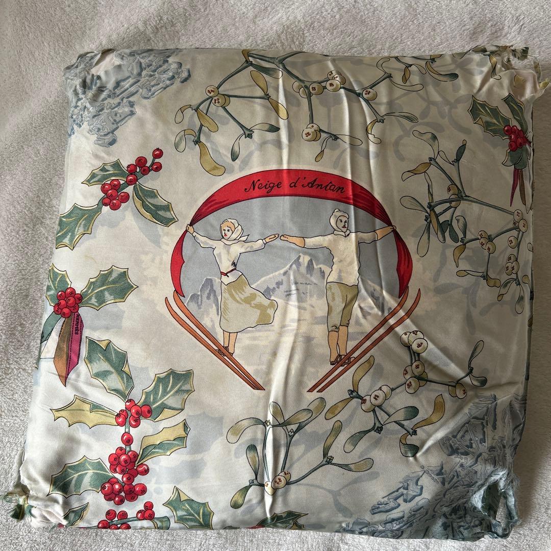 HERMES エルメス カレ90 Neige d Antan 去年の雪クッション