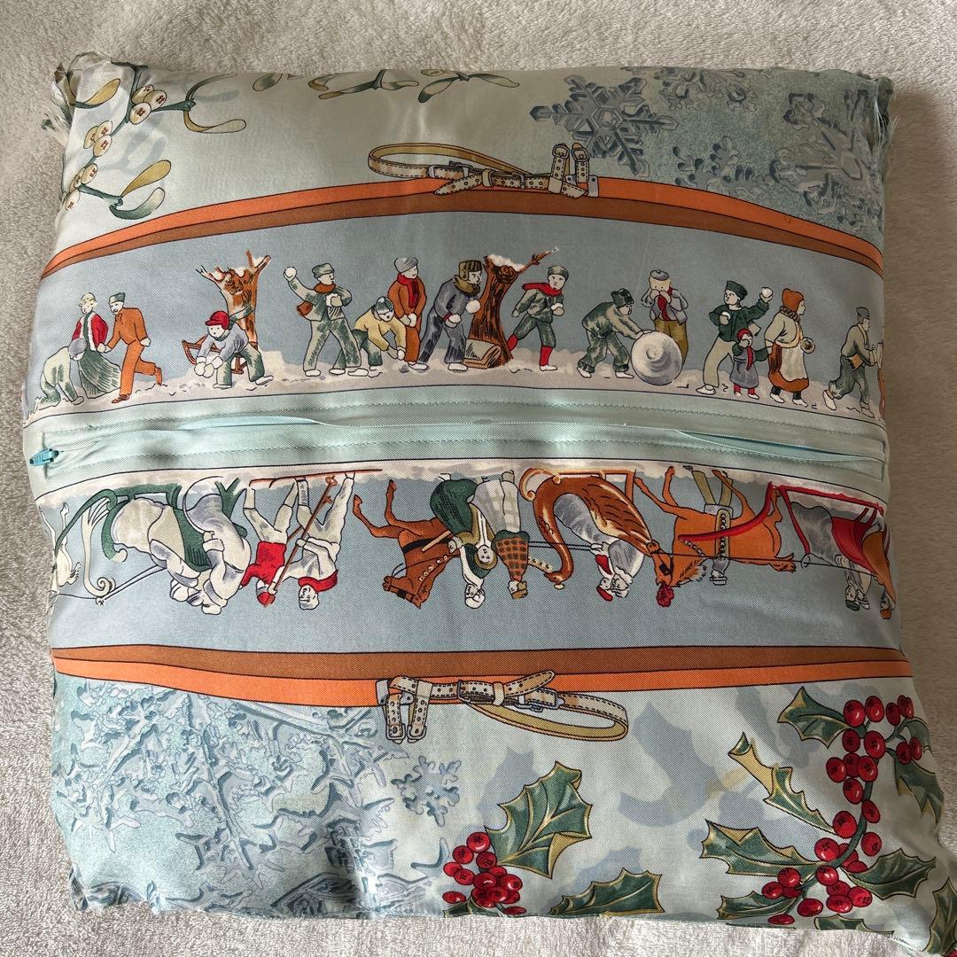 HERMES エルメス カレ90 Neige d Antan 去年の雪クッション