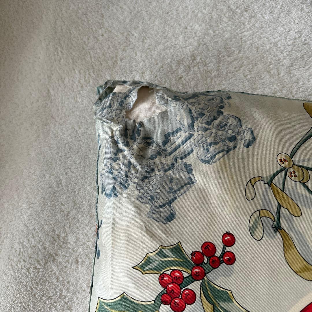 HERMES エルメス カレ90 Neige d Antan 去年の雪クッション