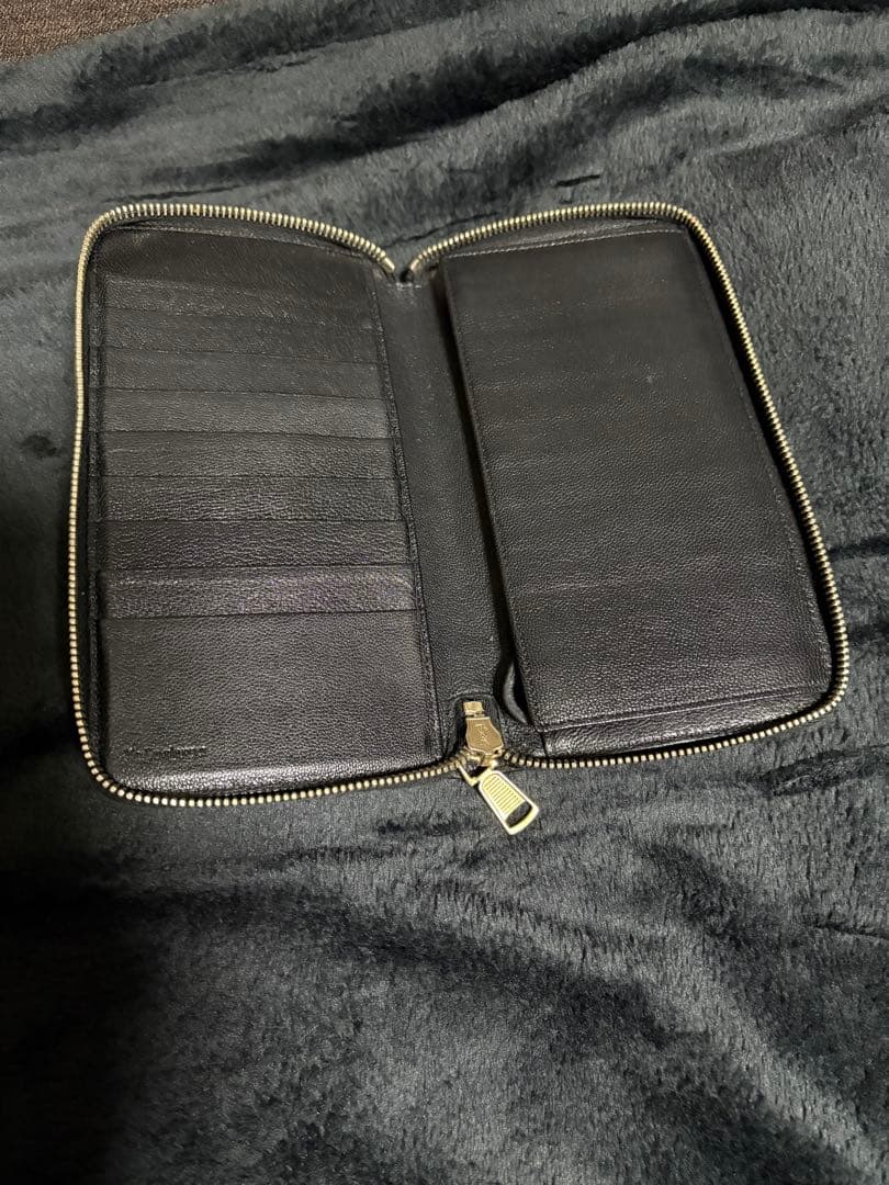YVESSAINTLAURENT パテントレザー ラウンドファスナー長財布