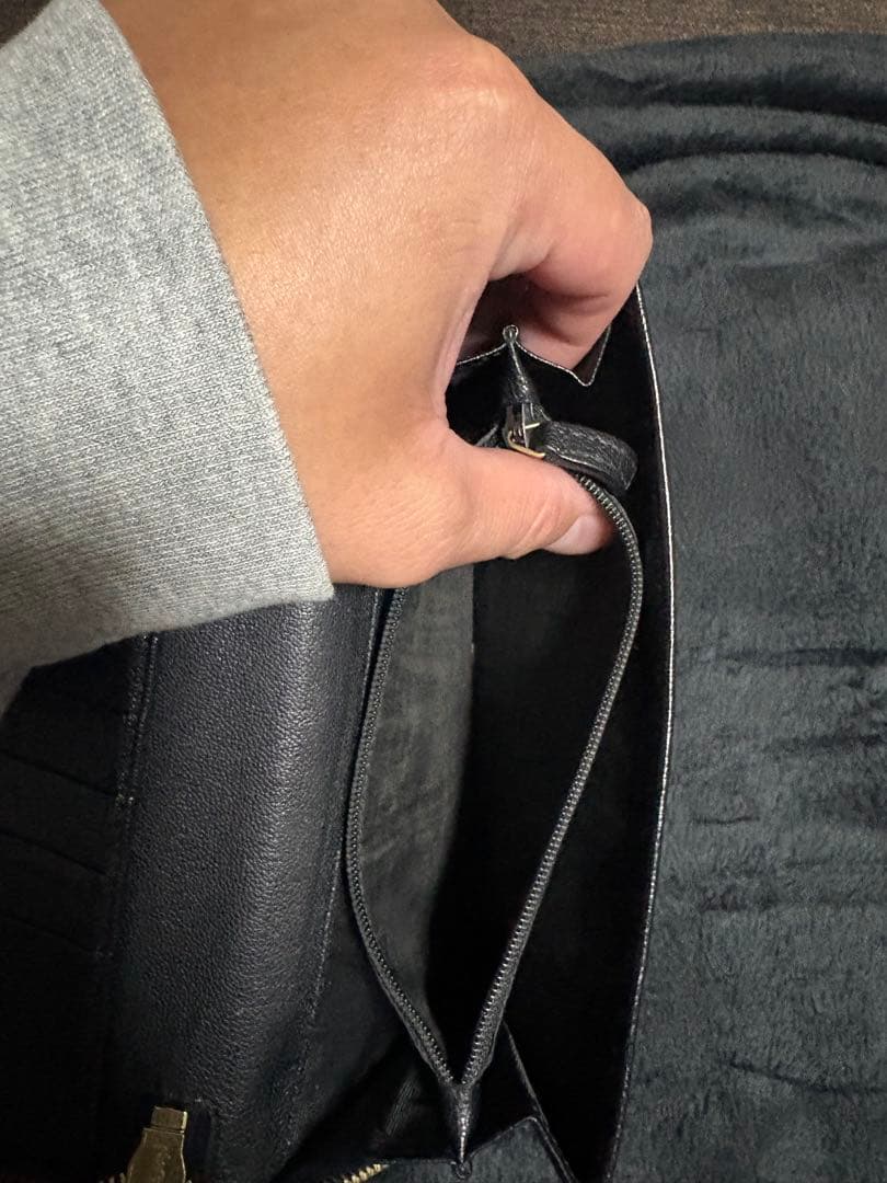 YVESSAINTLAURENT パテントレザー ラウンドファスナー長財布