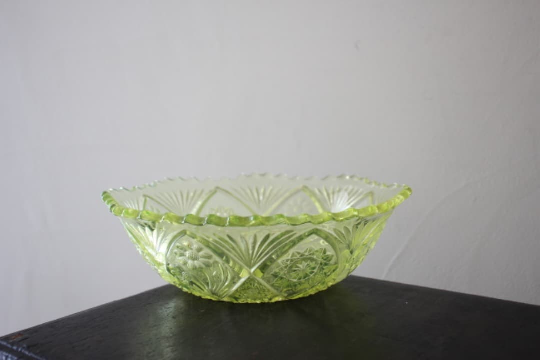 骨董　和ガラス　ウランガラス　花・星紋様　大鉢　ボウル