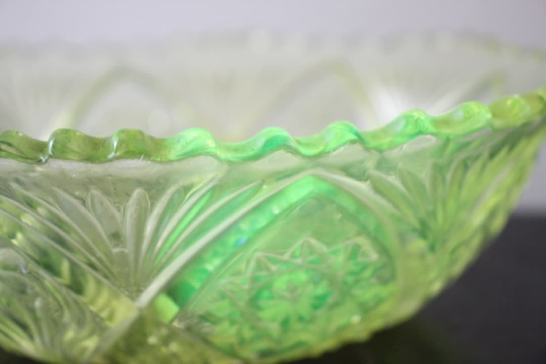 骨董　和ガラス　ウランガラス　花・星紋様　大鉢　ボウル