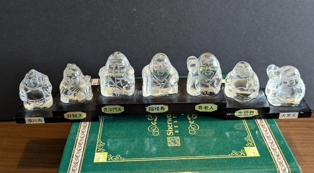 大幅値引きしました‼️　天然水晶手彫り彫刻　七福神　台座付き!!