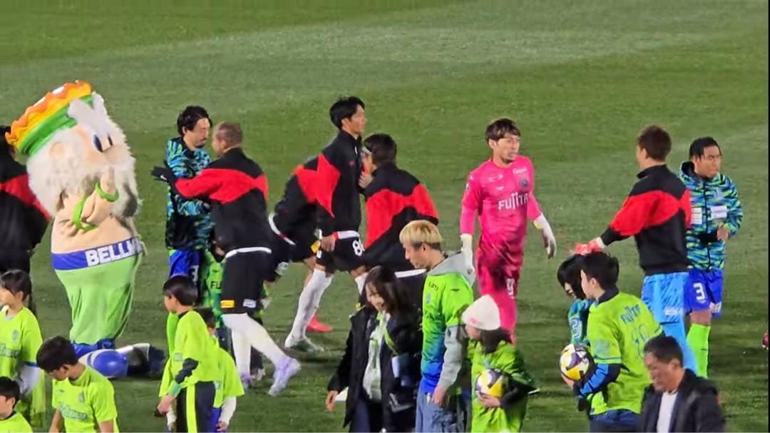 2025 浦和レッズ トラックジャケット　アンセムジャケット　長袖　XLサイズ