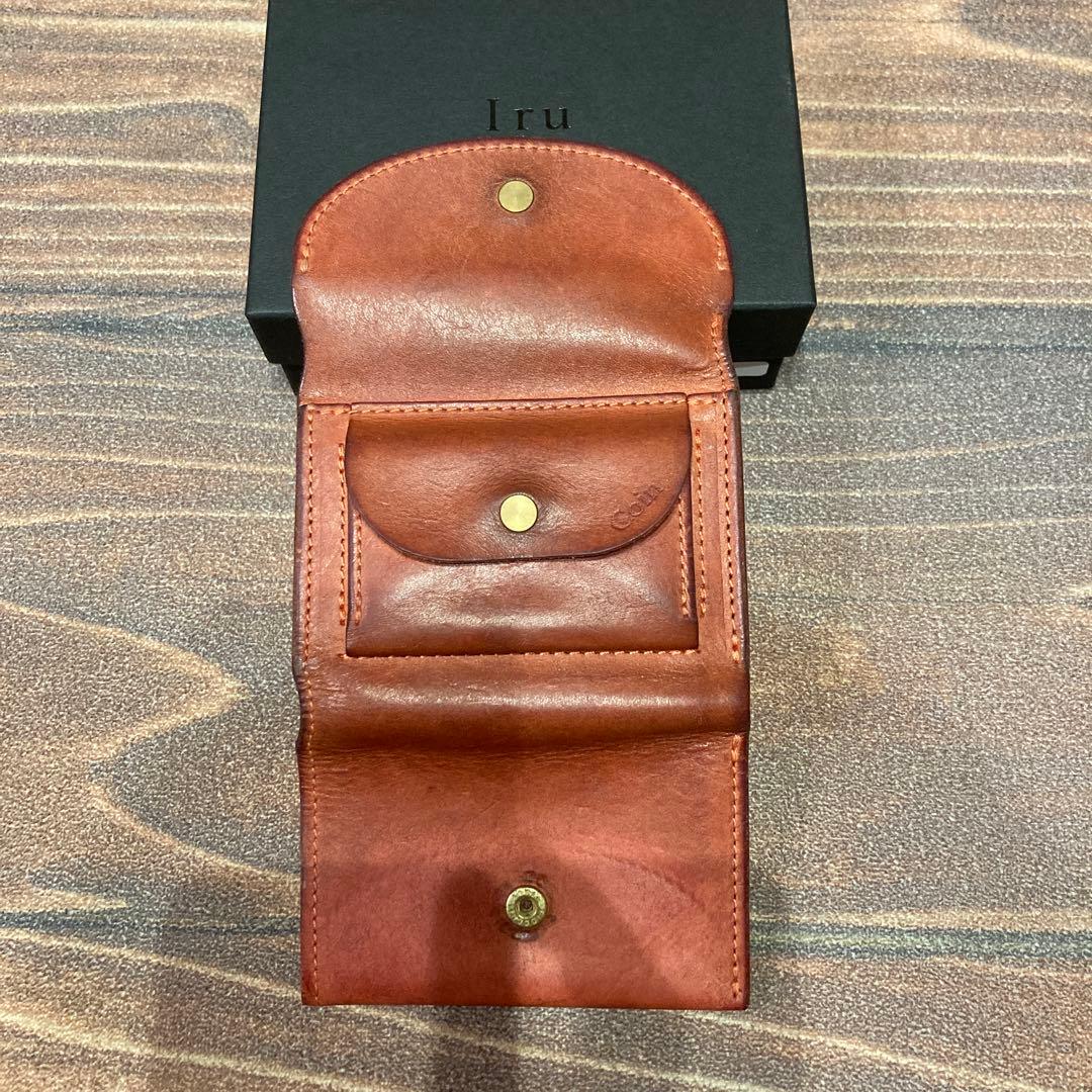 iru × 池之端銀革店のコンパクトウォレット【AKANEIRO】