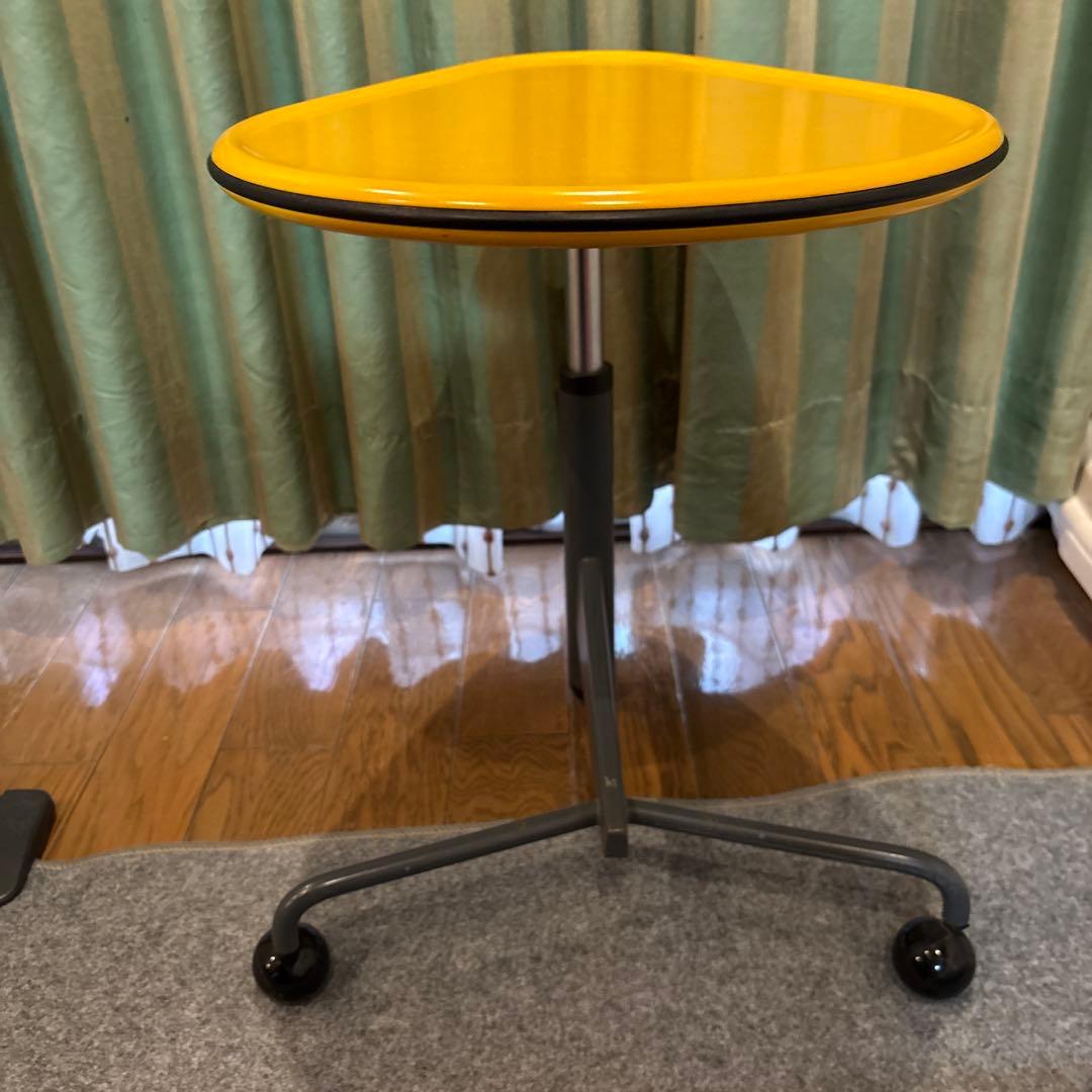 カッシーナ・イクスシーのKICKサイドテーブル