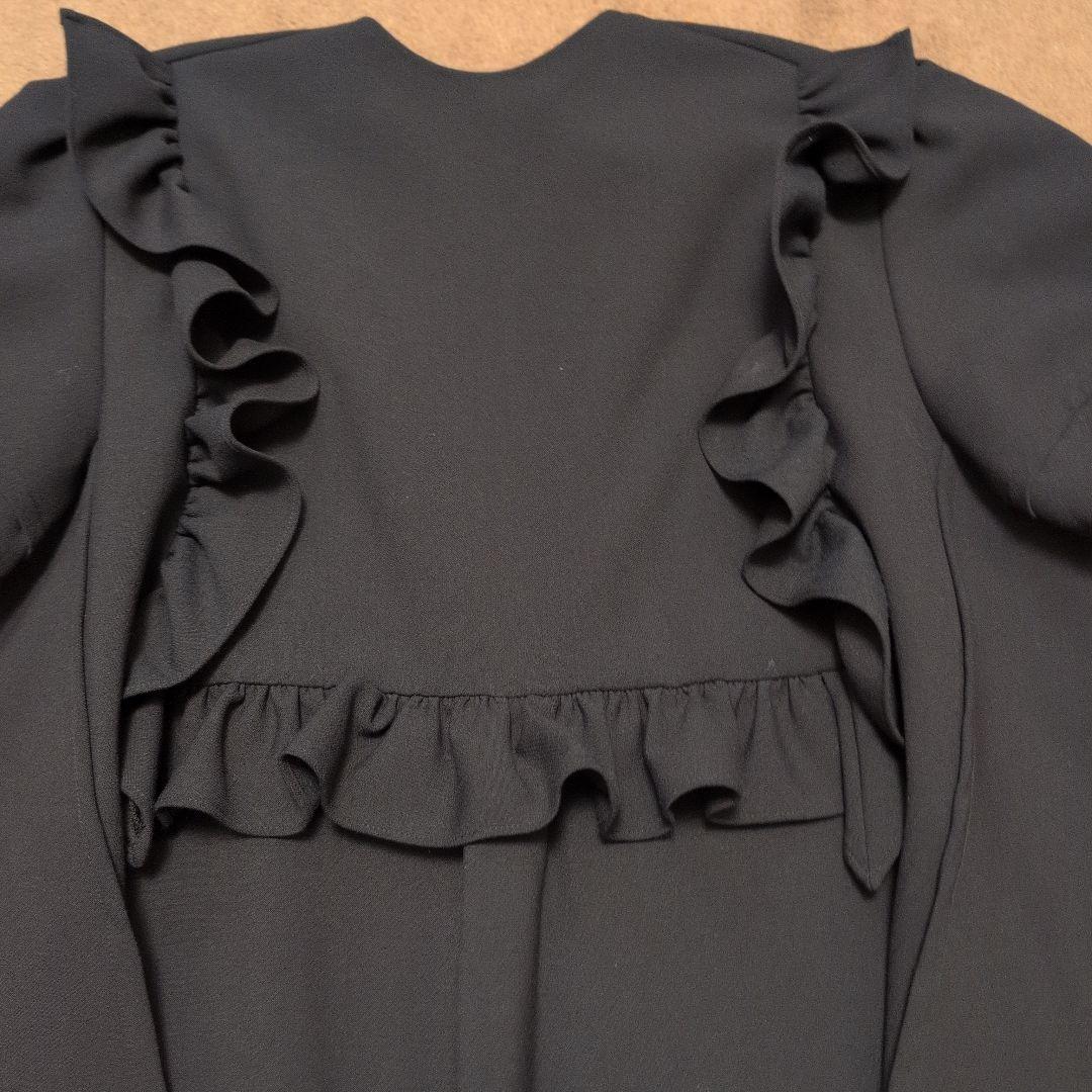 美品yokochan ヨーコチャンフリル付き黒半袖トップス