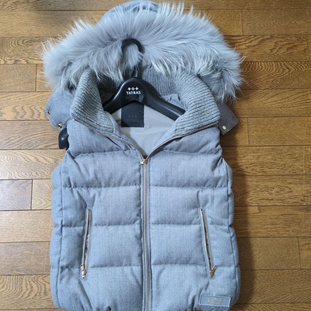 週末値下げ、TATRAS フード付きグレー ダウンベスト02