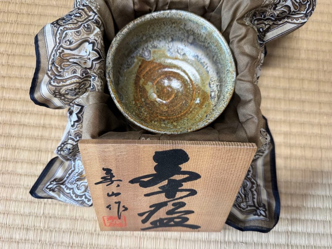 高取焼の抹茶碗 陶器製 緑色と茶色のグラデーション