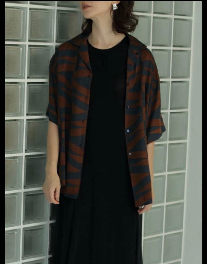 anuke アンヌーク　ジオメトリックサテンシャツ