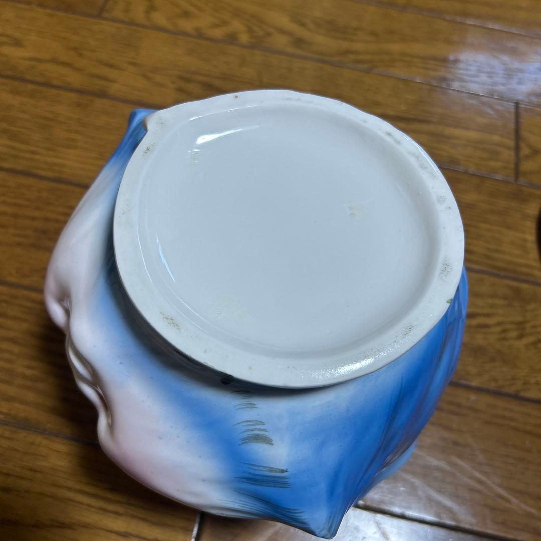 猫の顔の陶器製お菓子入れ