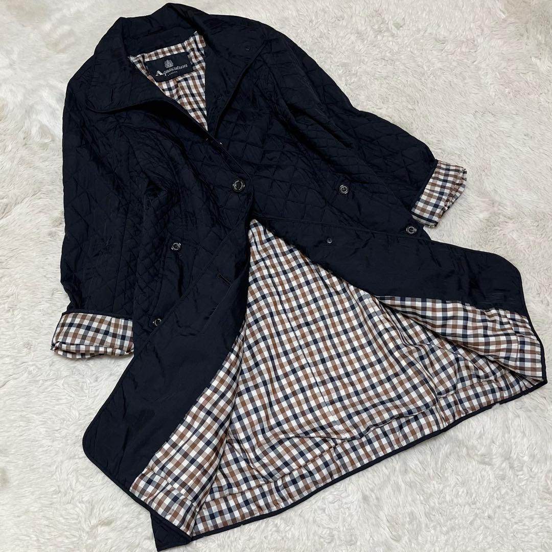 美品　アクアスキュータム　シャドーチェック　キルティング　ステンカラーコート　紺