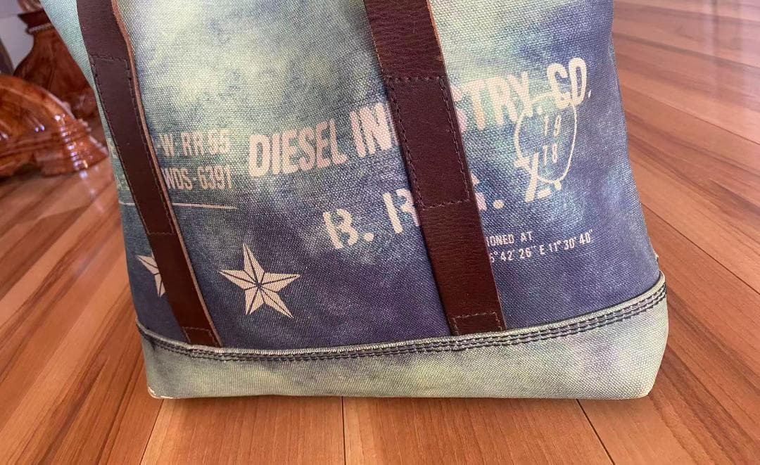 DIESEL大容量トートバッグ・本革ｘデニム・撥水ダメージ加工×不対称デザイン