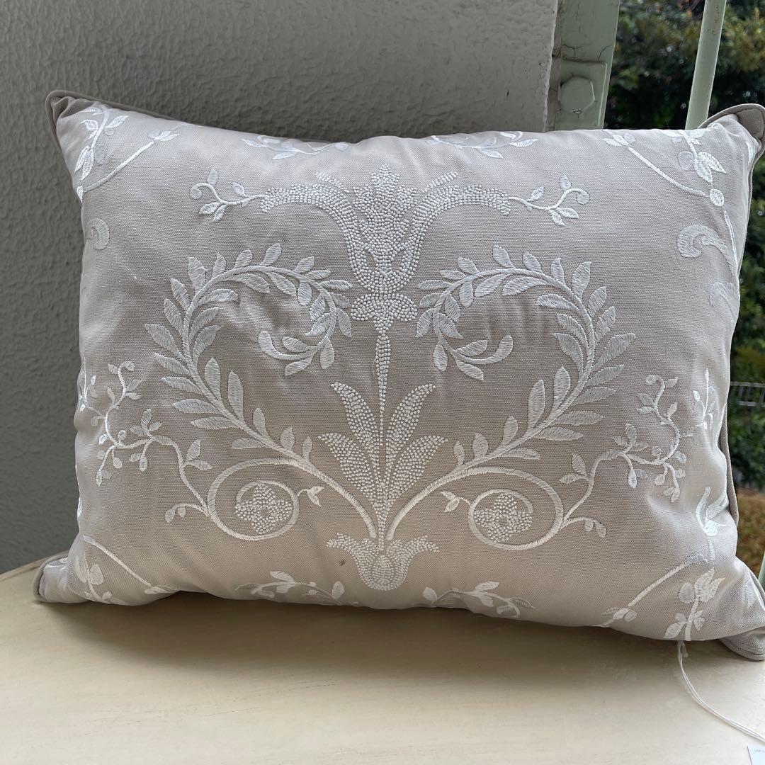 イギリス直輸入　旧ローラアシュレイ フェザークッション　新品　ジョゼッテ刺繍