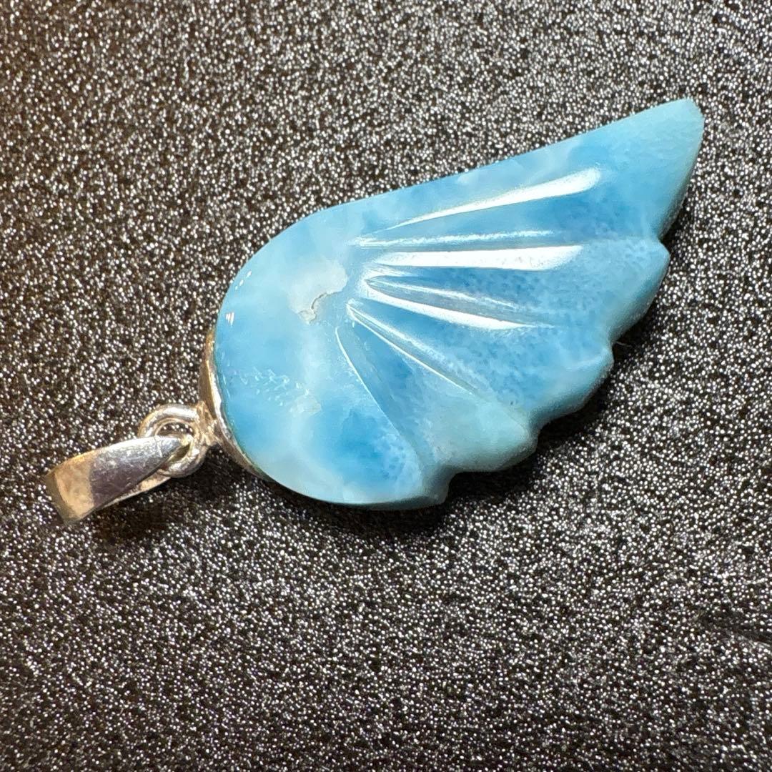 天然石　ラリマー　ドミニカ共和国産　羽根のペンダントトップ