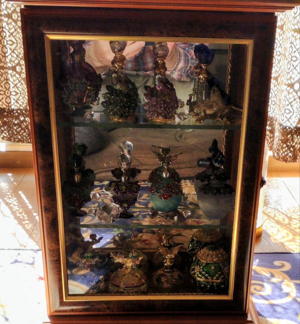 ショ一ケース入り装飾香水瓶、小物入れ