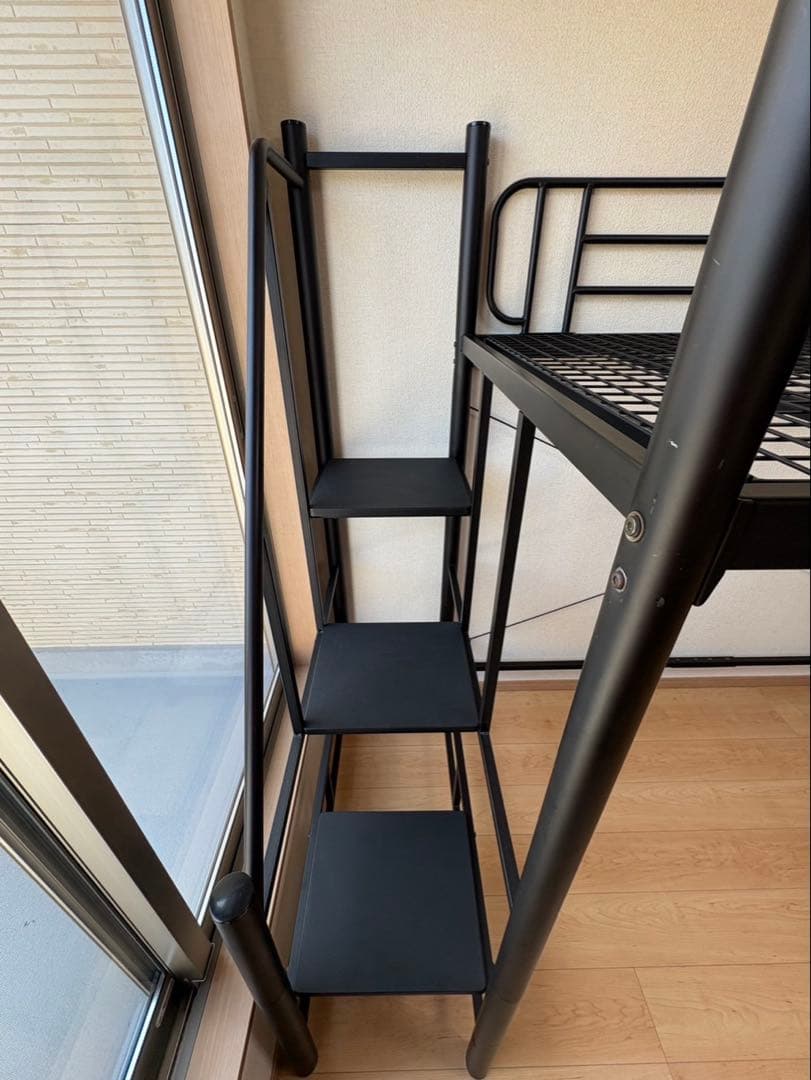 【おさる】黒のスチール製ロフトベッド／デスク下収納・はしご階段付き