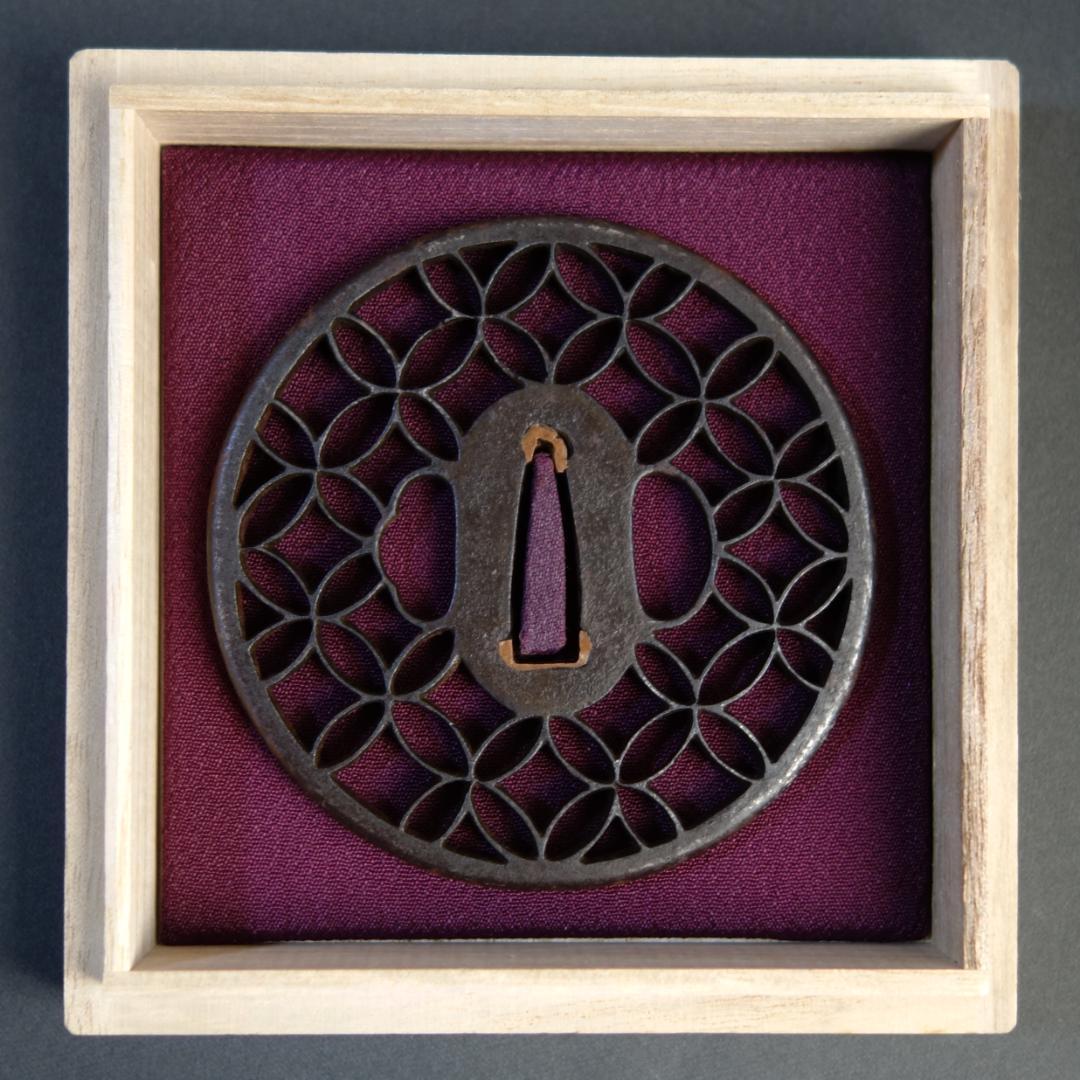 鍔 鐔 刀装具 武具 骨董【京透 七宝文様透鍔】(鍔箱付き)