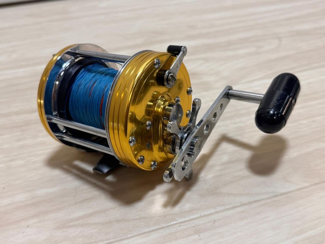 Sealine 両軸リール 300モデル 金色と青色