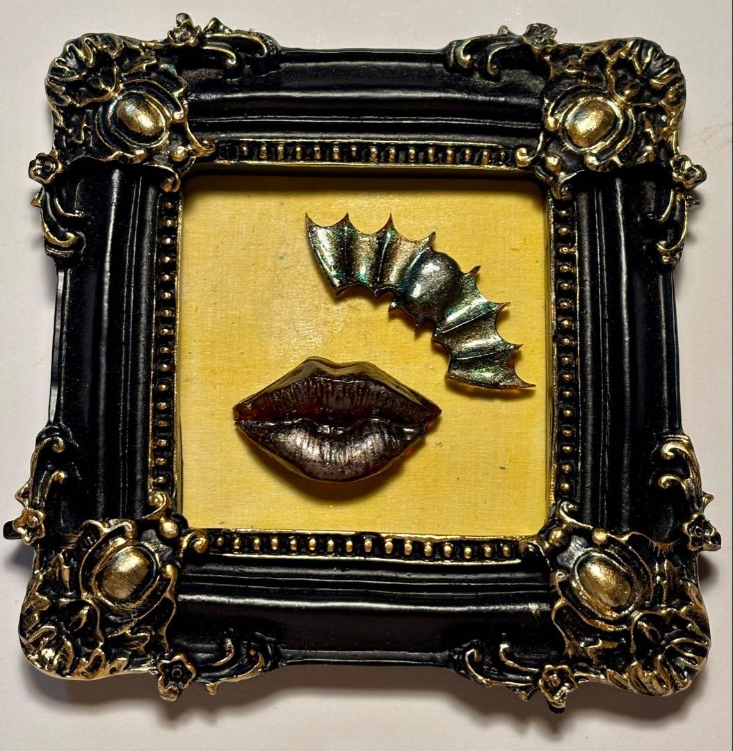 一点物｜3D立体オブジェアート｜唇×バットモチーフ樹脂作品アンティーク風フレーム