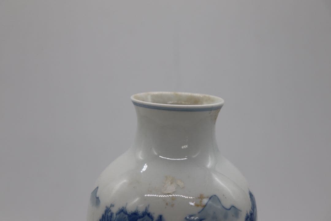 中国　染付　山水人物紋瓶　大清康熙年製銘　送料込み250814