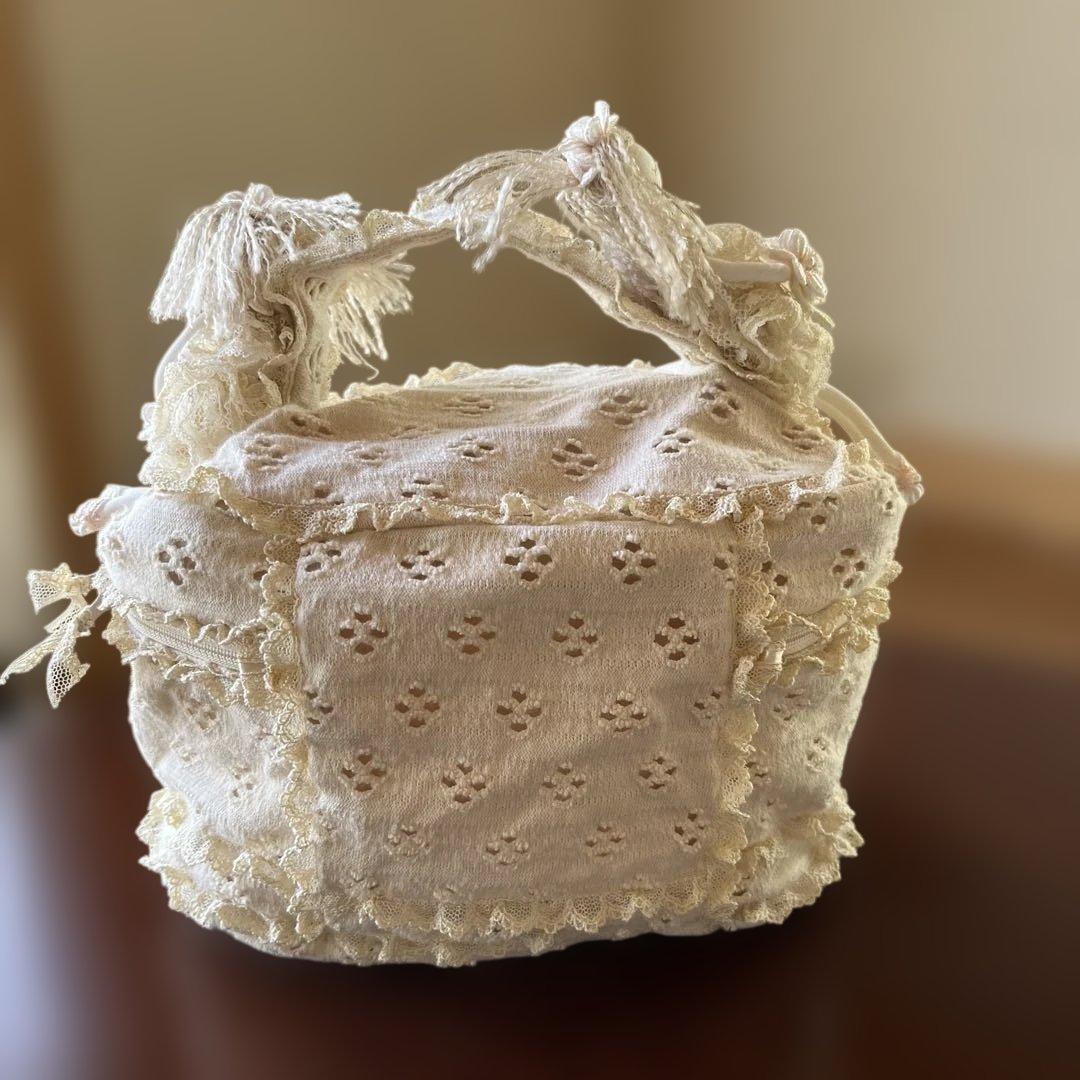 サエラヒスクローネ化粧ポーチ