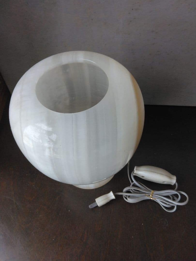 大理石でできた電気スタンド