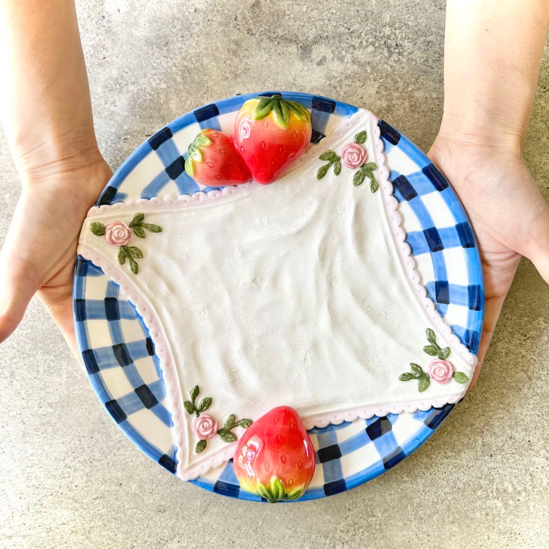 レースハンカチ苺プレート　2枚　皿　食器　メルヘン　赤　青　いちご　ヴィンテージ