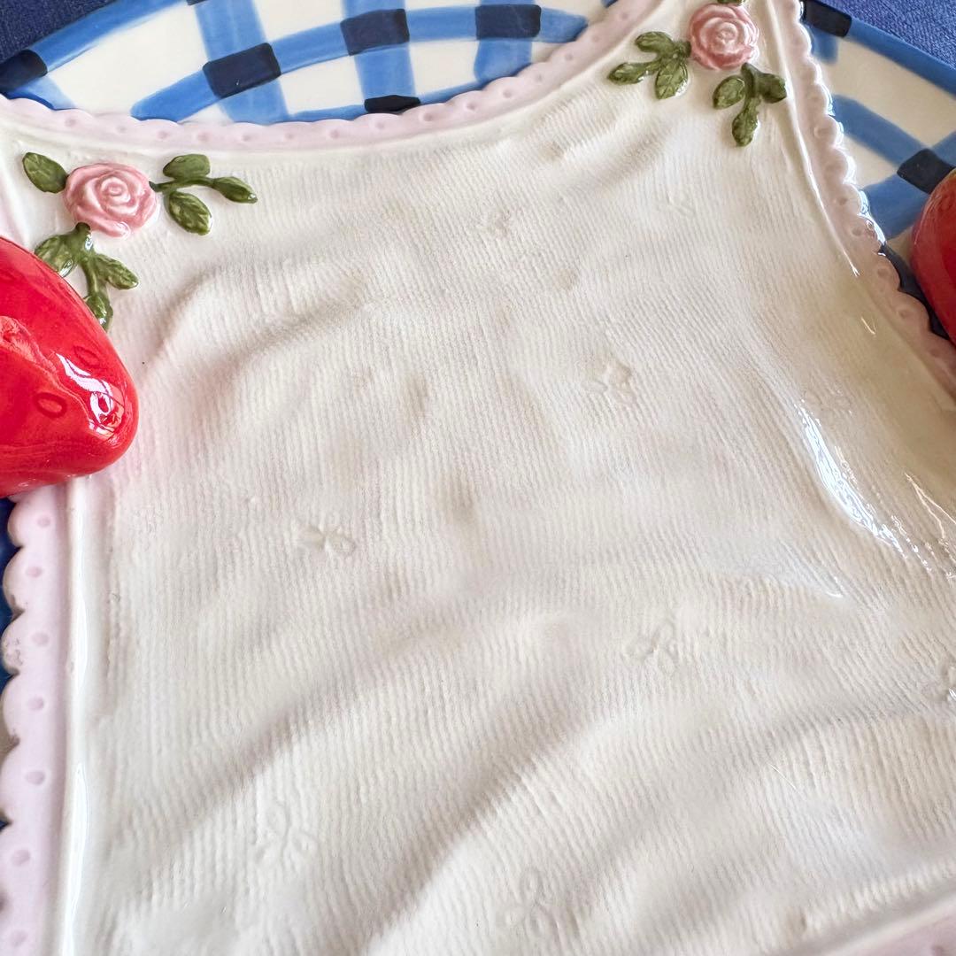 レースハンカチ苺プレート　2枚　皿　食器　メルヘン　赤　青　いちご　ヴィンテージ