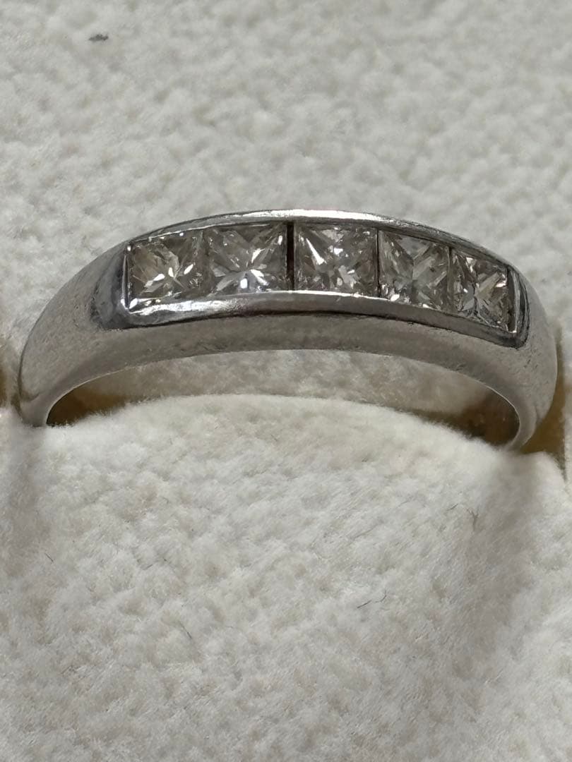 プリンセスカットダイヤモンドリング　なみです。