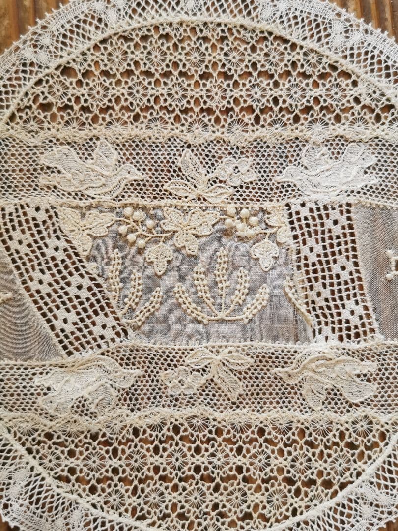 アンティーク 花咲く野を飛ぶバード アランソンレース ✜ 糸花刺繍✾ドイリー