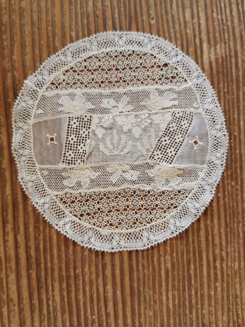 アンティーク 花咲く野を飛ぶバード アランソンレース ✜ 糸花刺繍✾ドイリー