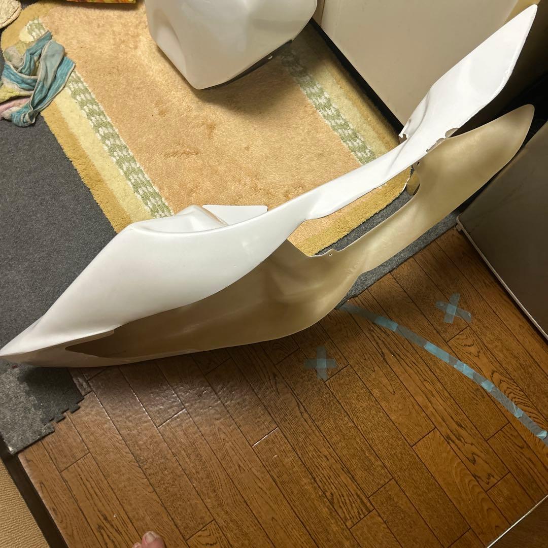 FRP製 NS-1 シートカウル 流線型デザイン 取り付け穴あり　ひび割れあり。