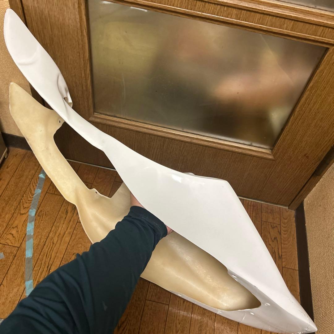 FRP製 NS-1 シートカウル 流線型デザイン 取り付け穴あり　ひび割れあり。