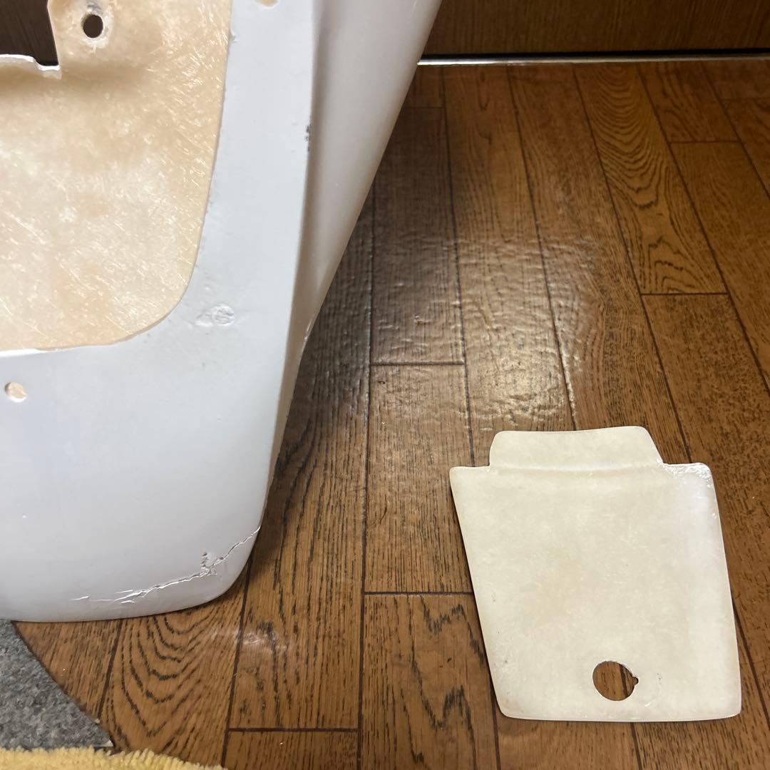 FRP製 NS-1 シートカウル 流線型デザイン 取り付け穴あり　ひび割れあり。