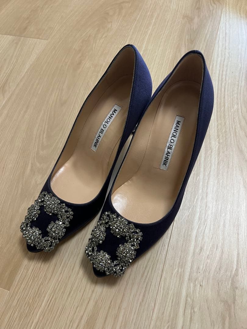 Manolo Blahnik マノロブラニク　ハンギシ