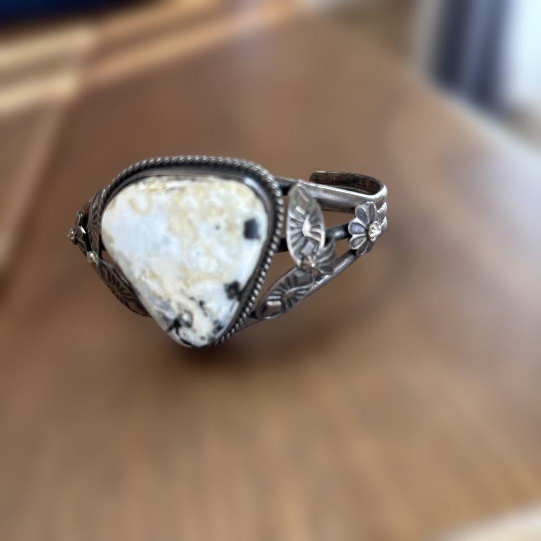 シルバー バングル 三角形の石 花の装飾