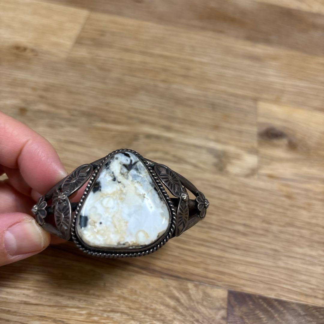 シルバー バングル 三角形の石 花の装飾