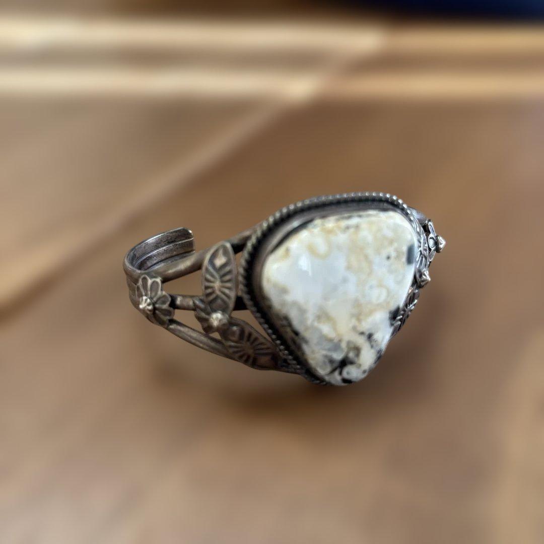 シルバー バングル 三角形の石 花の装飾