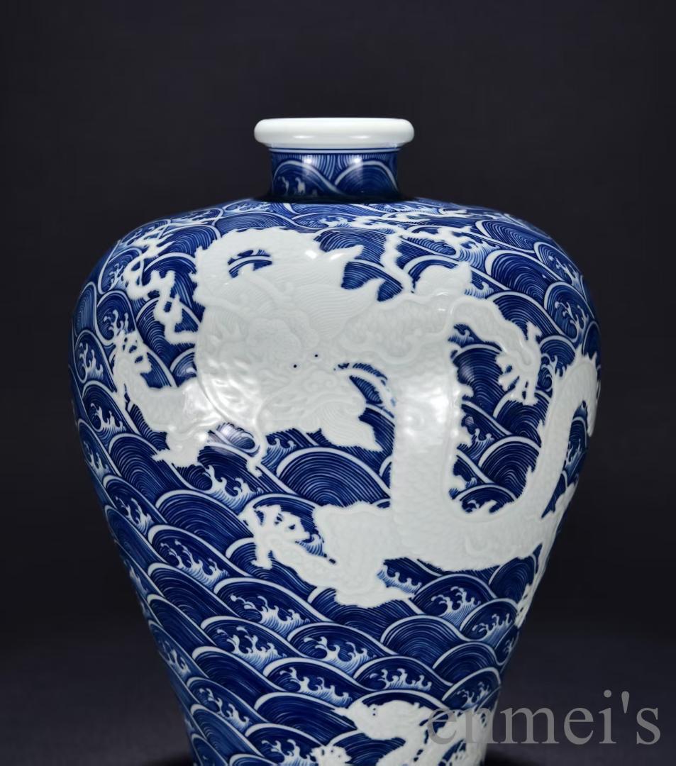 中国古美術・大清雍正款・青花海水彫刻蒼龍教子図梅瓶・花瓶・茶道具・陶磁器・青花磁