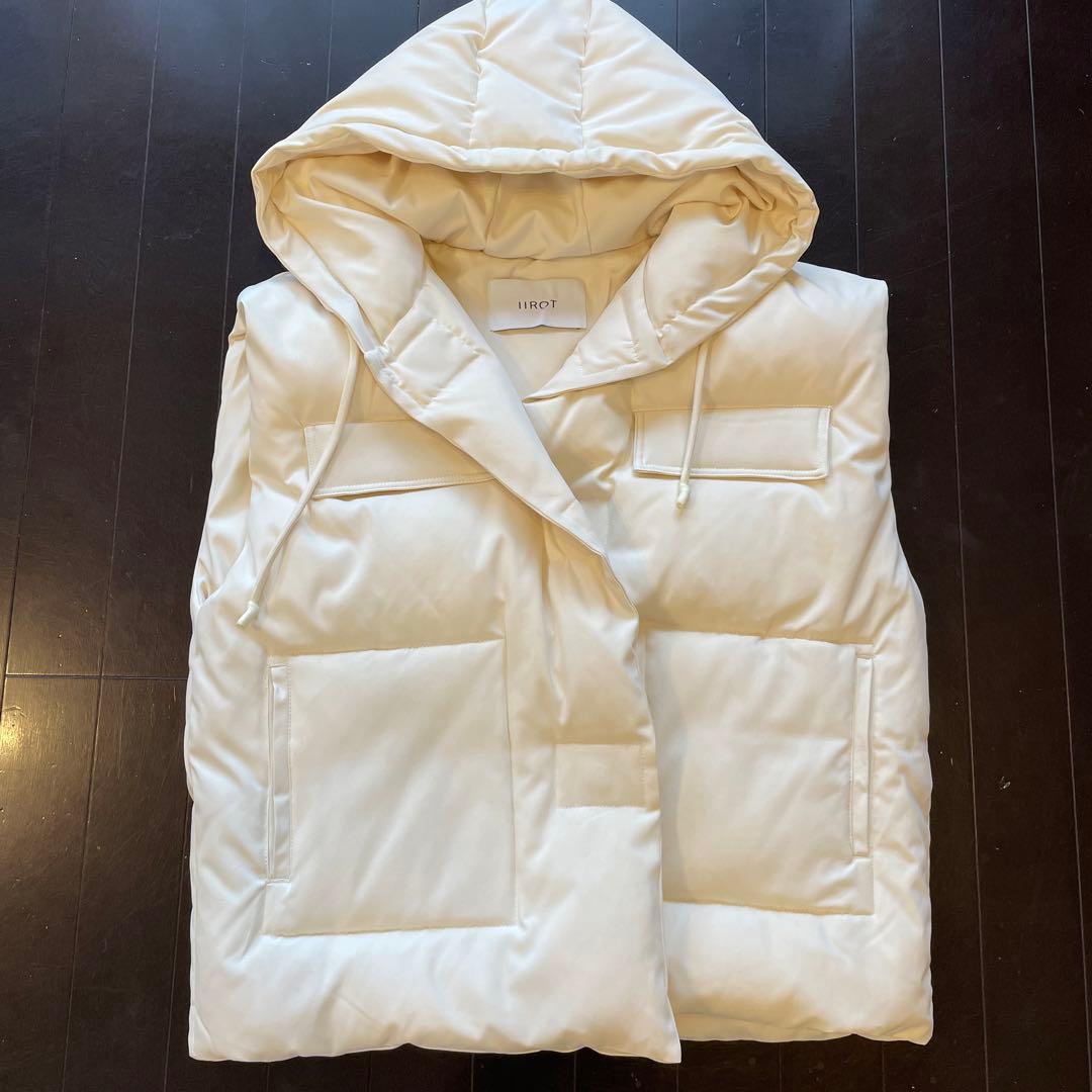 【タグ付】IIROT フード付きホワイトダウンベスト