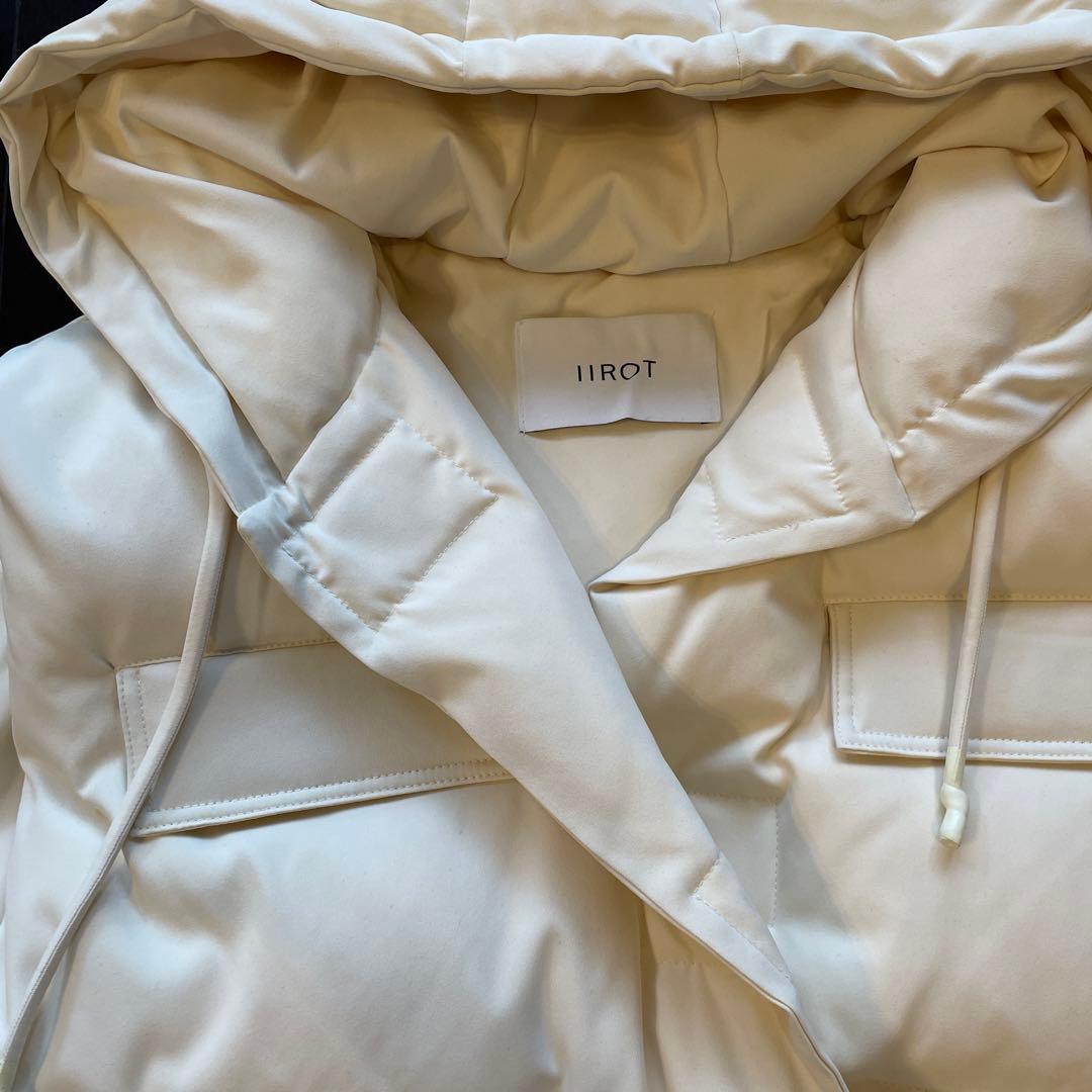 【タグ付】IIROT フード付きホワイトダウンベスト