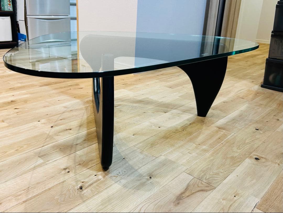 トライアングル型ガラステーブル
