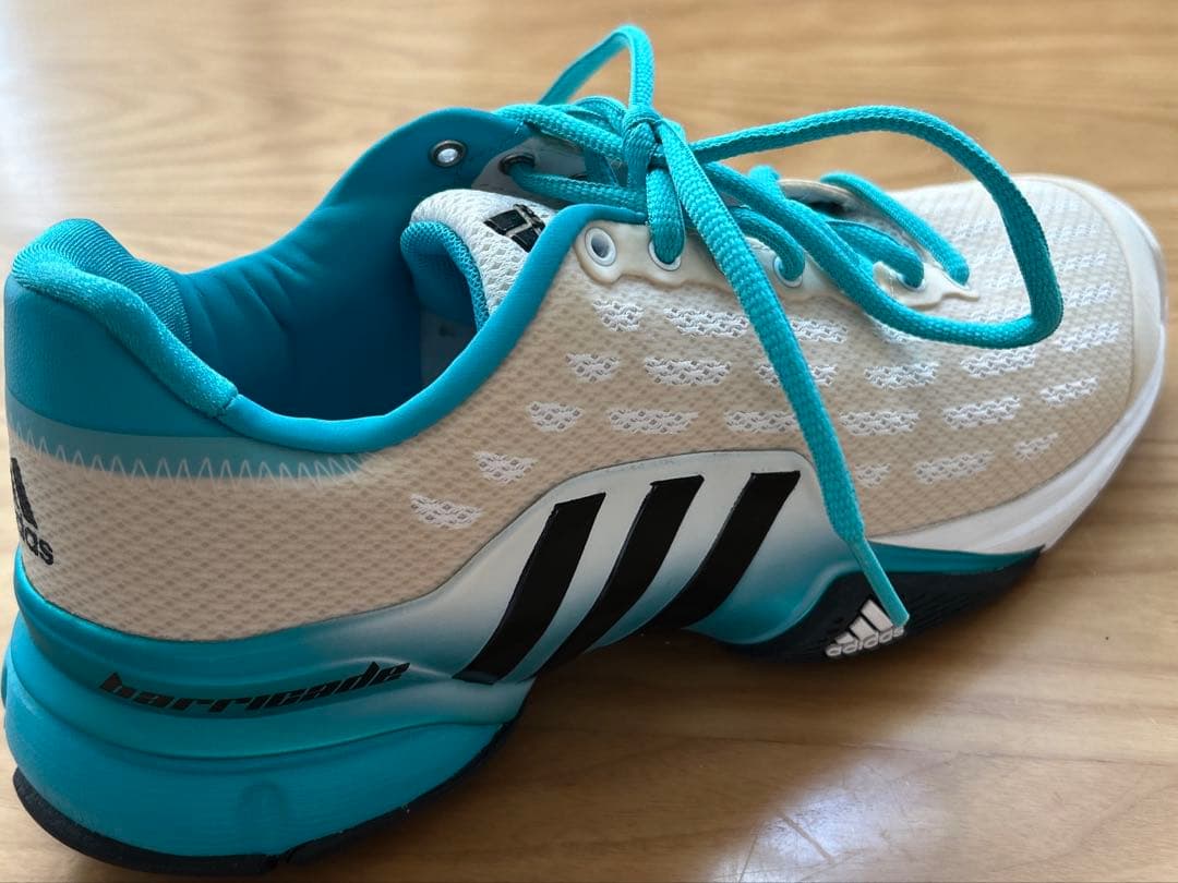 【美品】アディダスの テニスシューズ オムニコート用　25.5㌢