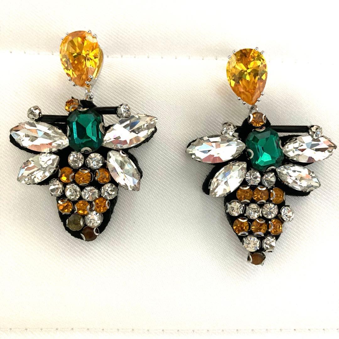 ビジューピアス　ハチ