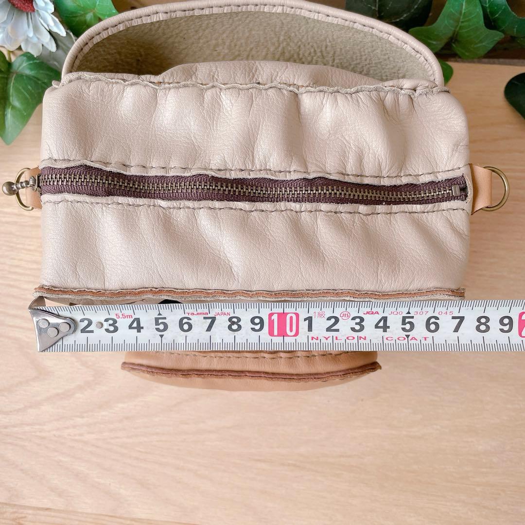 四角い豚のミニバッグ　本革　手縫い　ジト目