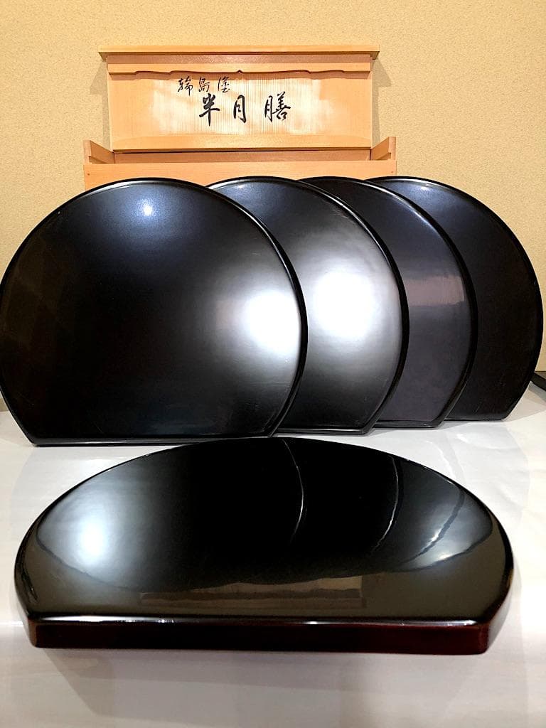 輪島塗　半月膳　五客　共箱。