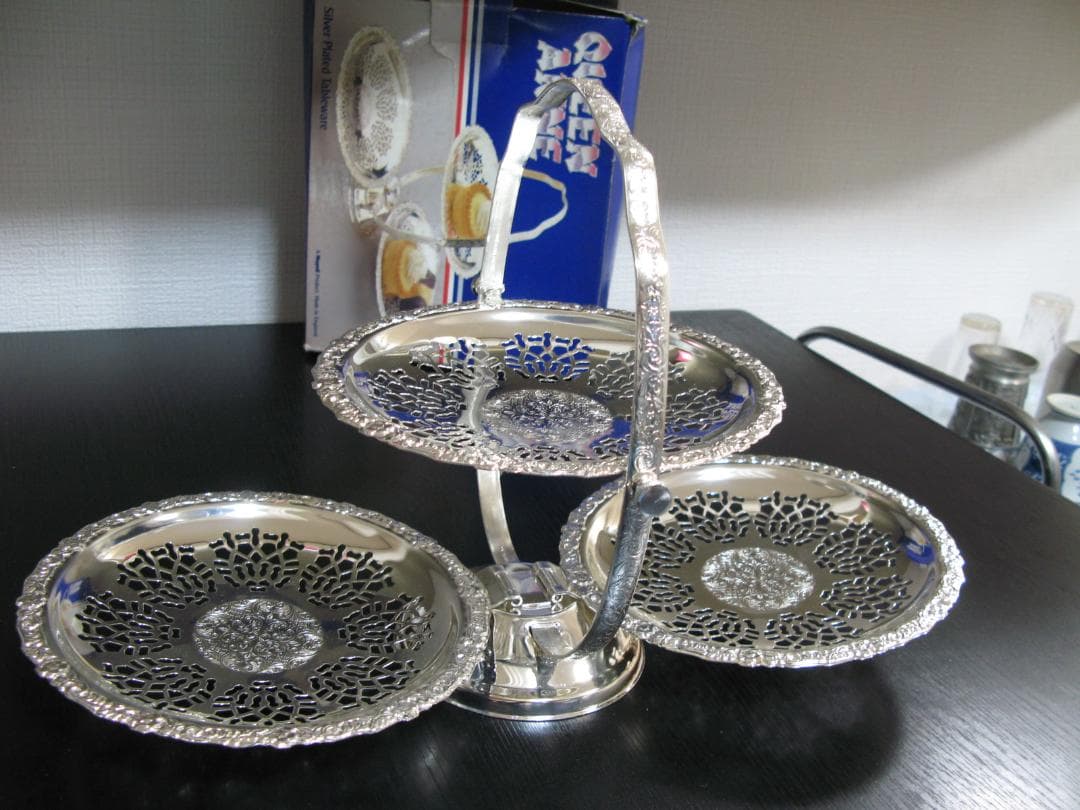 英国 エンボスと透かしのケーキスタンド シルバープレート Queen Anne